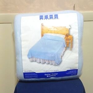HOME ESSENTIALS SOLID COLOR BLAKET LIGHT BLUE FITS KING OR QUEEN SIZE BED
